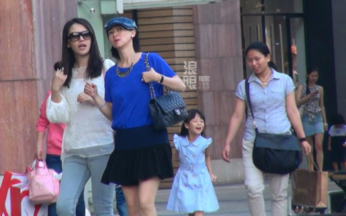 翁虹潮媽造型帶子逛街 一路熱聊