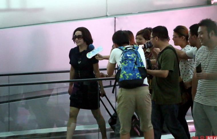 劉曉慶婚后低調返京被媒體瘋狂堵截