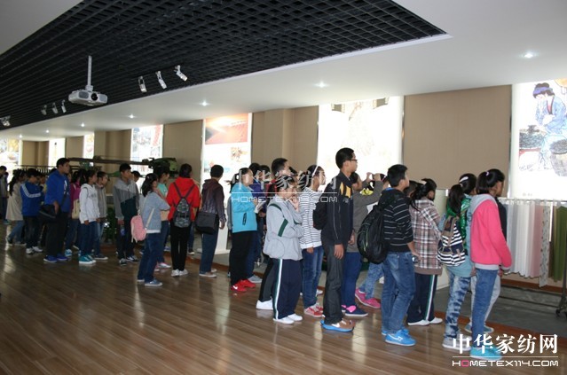 宿遷市鐘吾初級中學(xué)學(xué)子走進(jìn)玖久絲綢