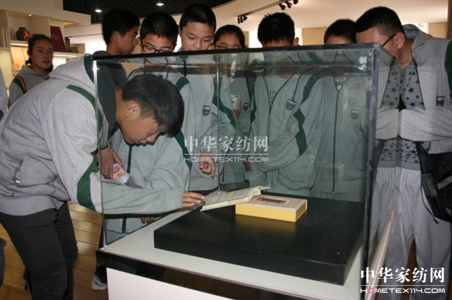 宿遷市鐘吾初級中學學子走進玖久絲綢