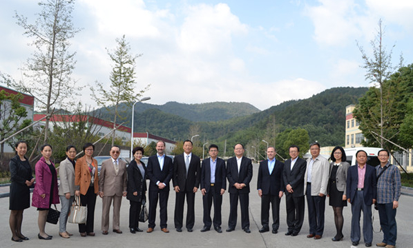 中紡聯(lián)領(lǐng)導(dǎo)與歐美專家參觀非織造布企業(yè)