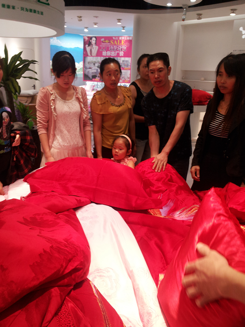 紫羅蘭工廠特賣會首日喜獲佳績