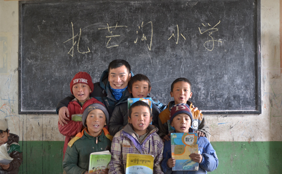 羅萊家紡愛傳西部“被”感溫暖 捐贈物資現(xiàn)場報道(2)