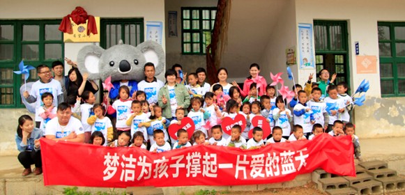 夢潔“六一”助學臘爾山學童,三十年持續(xù)推動公益事業(yè)